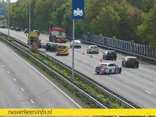 Twee rijstroken dicht na ongeval tussen drie auto's op A58 bij Tilburg