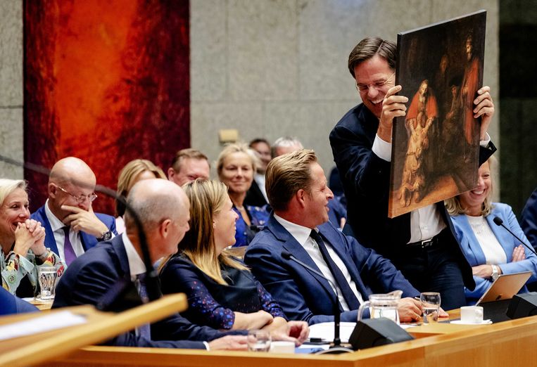  Minister-president Mark Rutte toont de replica van Rembrandts De terugkeer van de verloren zoon, een verwijzing naar het evangelie van Lucas, dat aan hem in de Kamer werd overhandigd door SGP-leider Kees van der Staaij. Beeld ANP