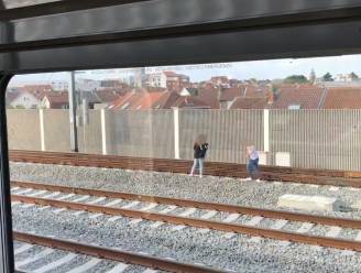 Levensgevaarlijk: treinreiziger filmt hoe 2 meisjes ongegeneerd over sporen lopen in Brussel
