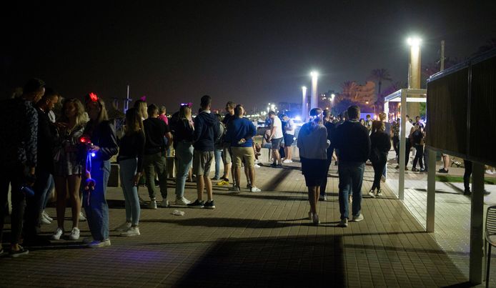 Archieffoto 6 juni 2021: de boulevard van Playa de Palma op Mallorca, de locatie waar de agressieve Nederlanders woensdagnacht toesloegen. De mensen op deze foto hebben niets met de zaak te maken.