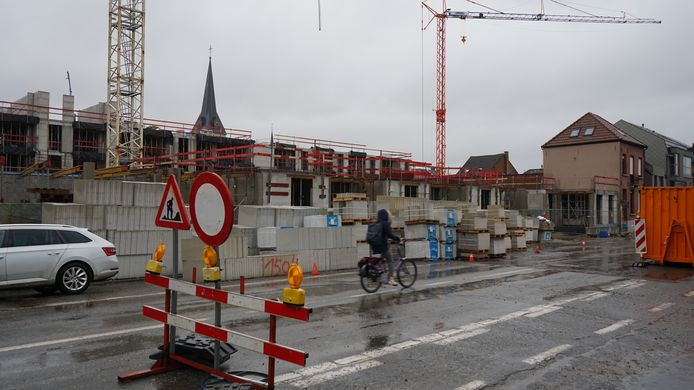 Langs de kant van de Grote Baan is er nog iets meer werk aan de winkel. De reden is de ondergrondse parking die zich aan deze zijde bevindt.