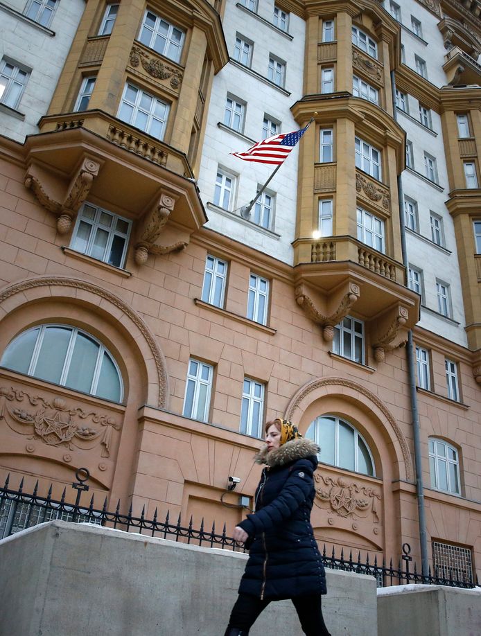 Een vrouw wandelt voorbij de Amerikaanse ambassade in Moskou.