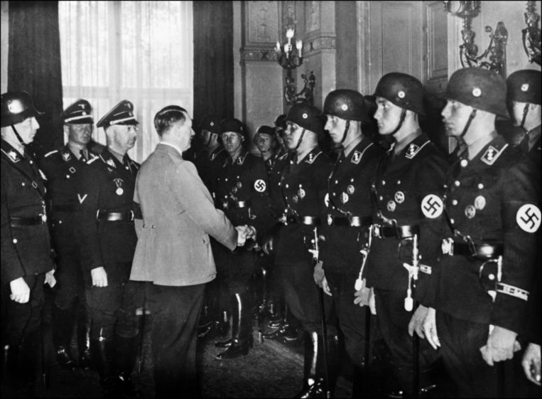 Hitler schudt de handen van SS'ers Beeld ANP