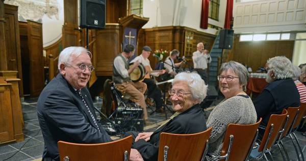 Drie musketiers op bres voor knus kerkje Burgh - PZC