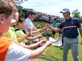 Veel enthousiaste toeschouwers en tevreden spelers op de derde KLM Open in Cromvoirt. Hier neemt Eindhovenaar Lars van der Vight de felicitaties in ontvangst nadat hij als beste amateur is geëindigd op het voor de European Tour meetellende evenement.