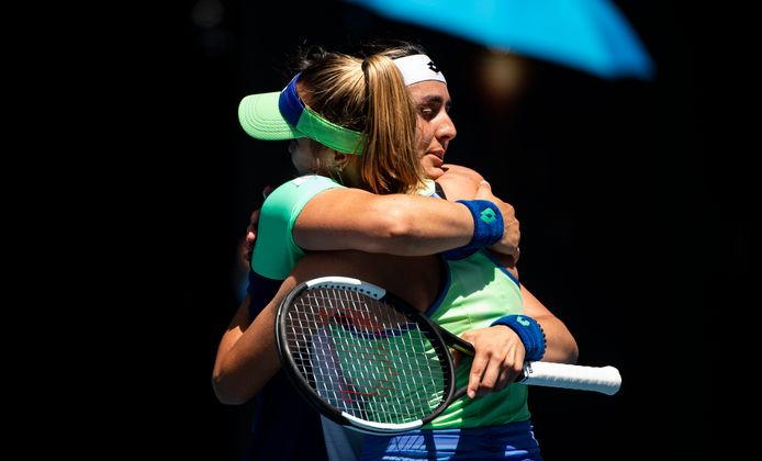 De Amerikaanse tennisster Sofia Kenin wordt gefeliciteerd door haar tegenstandster uit Tunesië Ons Jabeur.