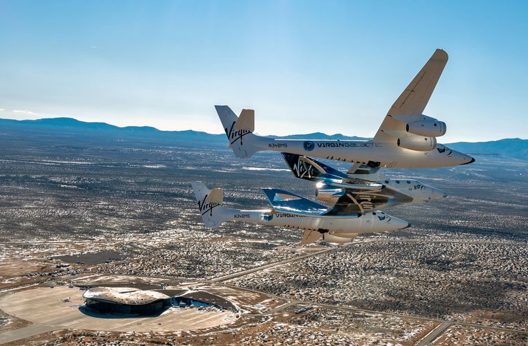 Virgin Galactic's VSS Unity vliegt over Spaceport America in Truth of Consequences in New Mexico. Beeld AP