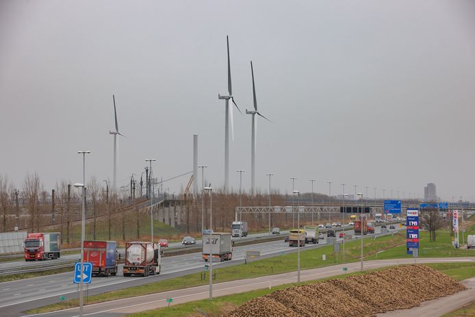 Windmolens langs de A16.
