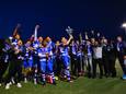 Aanvoerder Thom Olde Weghuis van PEC Zwolle O21 heeft de beker te pakken, na een slopend gevecht met SC Cambuur.