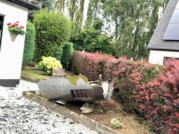 Toen Louis naar buiten ging, zag hij de schade aan hun dak en ontdekte hij het enorme stuk metaal naast de haag. “Het was moeilijk te geloven.”