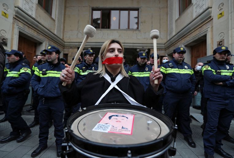 Protest tegen de ‘buitenlandse-agentwet’ voor het parlementsgebouw in Tbilisi. Beeld Reuters