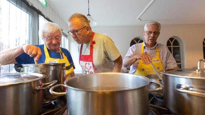 De Onvergetelijke Kookclub: dementerenden en hun geliefden koken en eten samen in Haaksbergen