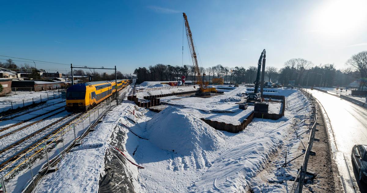 Onderdoorgang wordt opgebouwd naast het spoor bij Rijen: ‘Die duwen we ...