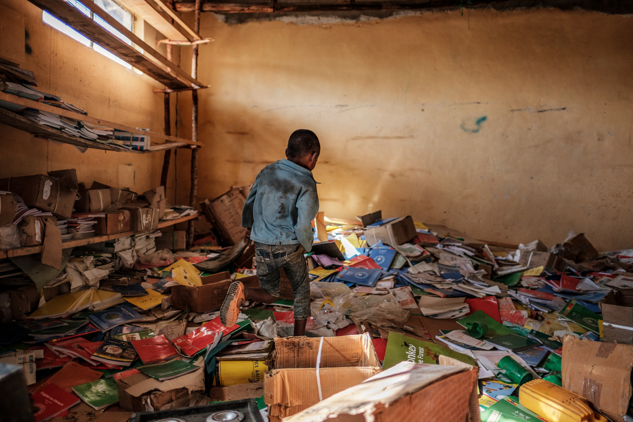 Resten van een bibliotheek in een verwoeste basisschool in Tigray. Beeld Eduardo Soteras Jalil/MSF