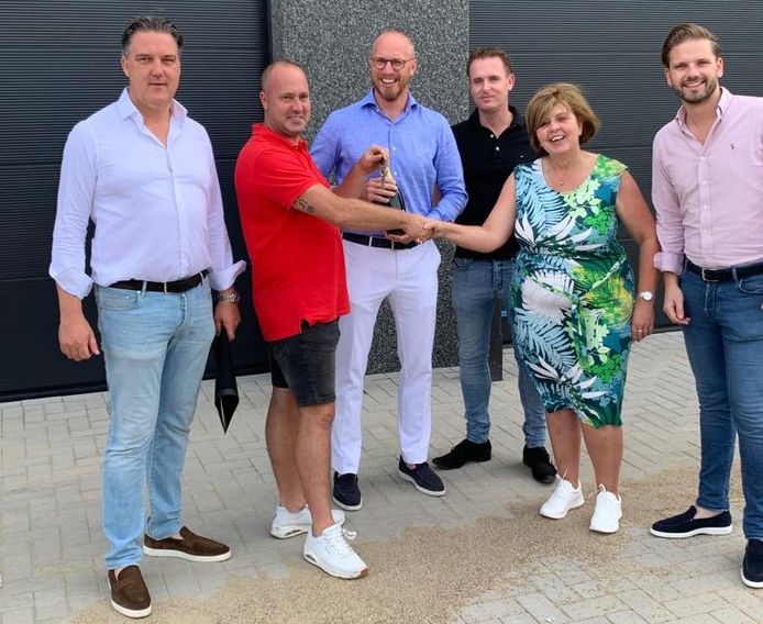vlnr: Arjan van der Graaf (Prohuis), Mike Verhoeven (Verhoeven Kunststofdaken, een van de kopers), Jeroen Kromme (Westpoint Beheer), Maurice Vermeulen (Business 2 Real Estate), wethouder Laura Matthijssen en Jordi van der Pas (ProHuis) voor het nieuwe bedrijfsverzamelgebouw in Rucphen.