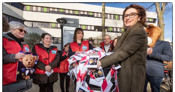 'Dwaze zaterdag': personeel voert actie in de Bijenkorf - Eindhovens Dagblad