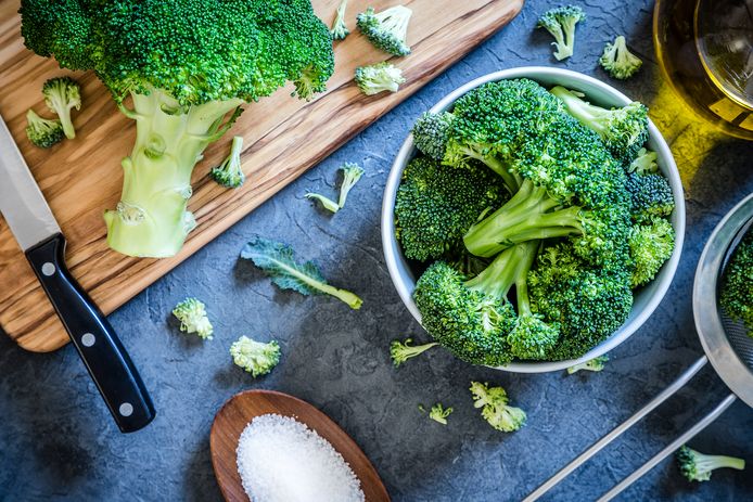 Ook altijd last van een rommelige keuken als je broccoli snijdt? Dan is deze foodhack misschien wel iets voor jou.