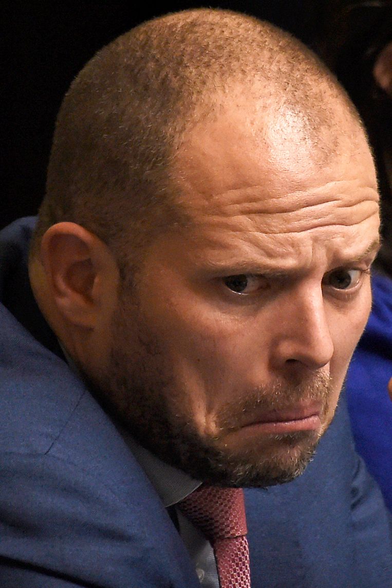 Theo Francken, ‘niet goed opgelet omdat hij zijn mobieltje belangrijker vindt dan zijn job’. Beeld Photo News