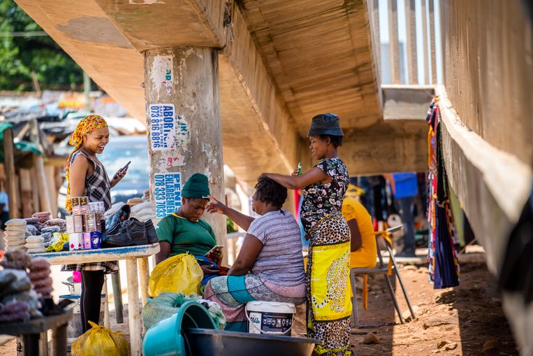 Een groepje inwoners van Zandspruit in Zuid-Afrika. In dat land werd de omikronvariant voor het eerst officieel aangetroffen. Beeld AP