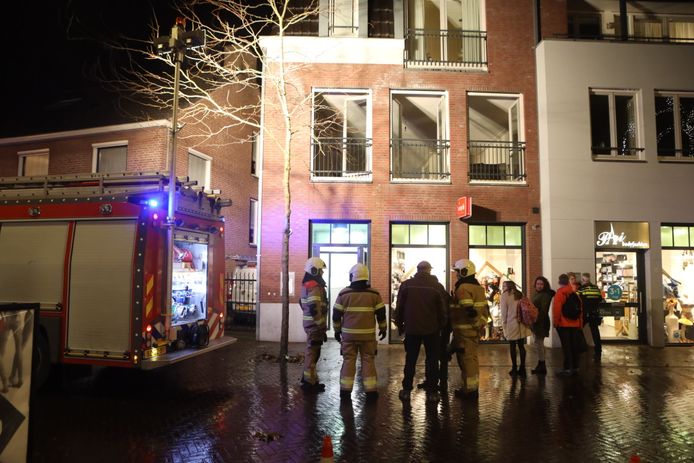 De brandweer werd dinsdagmiddag rond 17.15 uur gealarmeerd voor een woningbrand aan de Heuvel in het centrum van Sint-Oedenrode.