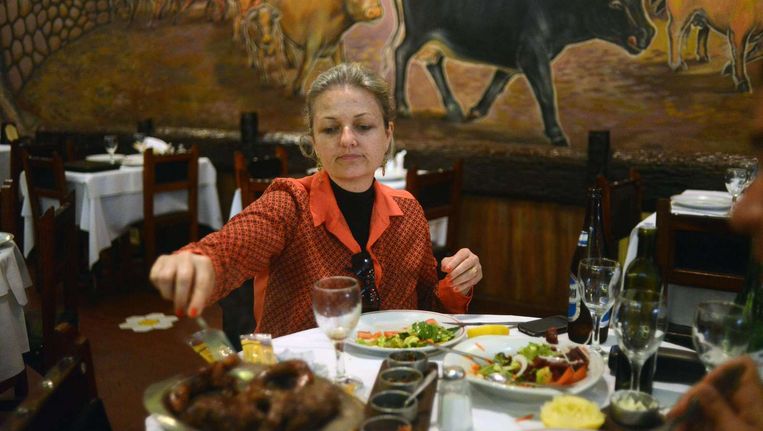 Een vrouw in een restaurant in Buenos Aires. Beeld afp