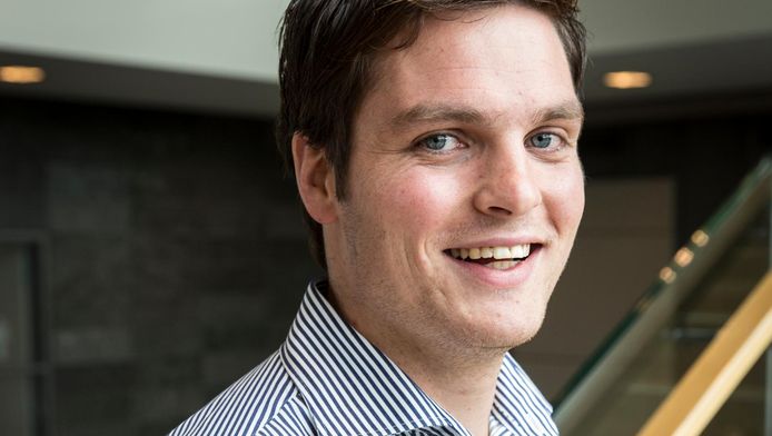 Bart Horstman komt uit Tubbergen en praat met een Twentse tongval. Hij nam logopedie om zijn accent te verminderen.