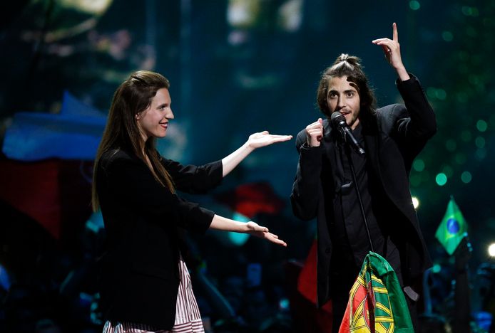 Zus Luísa feliciteert haar broer Salvador op het Euroviesongfestival.