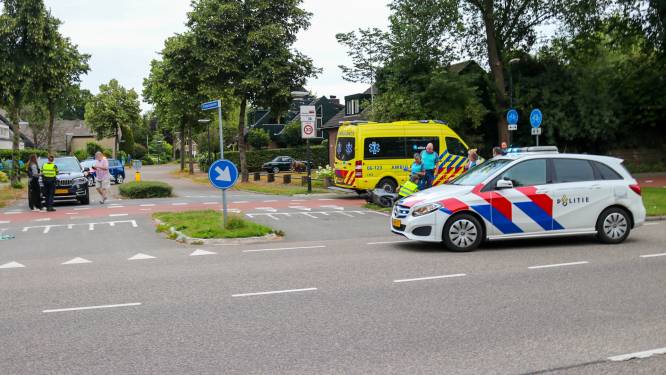 Scooterrijdster raakt gewond door aanrijding in Apeldoorn