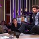 Klimaatactivist lijmt zichzelf vast op tafel tijdens talkshow, maar weet vervolgens ook niet goed wat zijn punt precies is