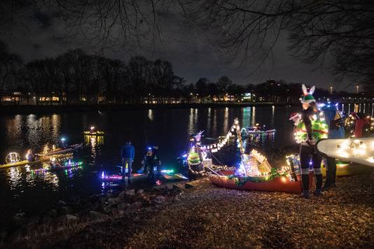 Versierde kano's van De Batavier bij het Maas-Waalkanaal.