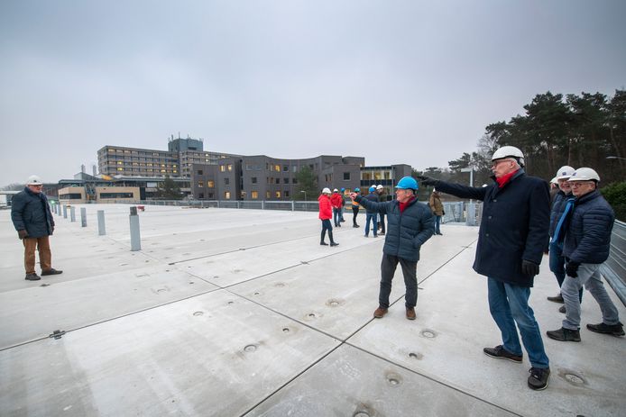 Buren kijken hun ogen uit op het dek van de nieuwe parkeergarage bij het Gelre ziekenhuis.