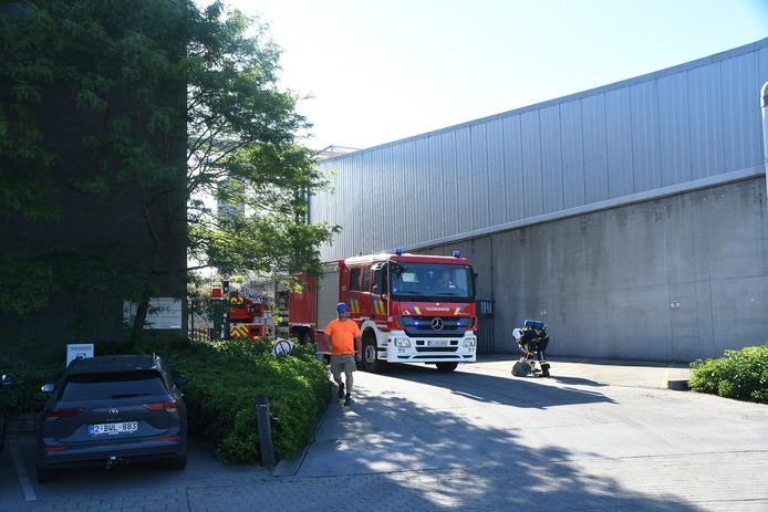 Bij het bedrijf Desotec, langs de Regenbeekstraat in Rumbeke, brak brand uit. Enkele tientallen medewerkers werden preventief geëvacueerd.