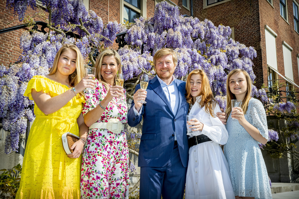 Koning Willem-Alexander, Koningin Maxima en de prinsessen Amalia, Alexia en Ariane  voor Paleis Huis ten Bosch op Koningsdag vorig jaar.