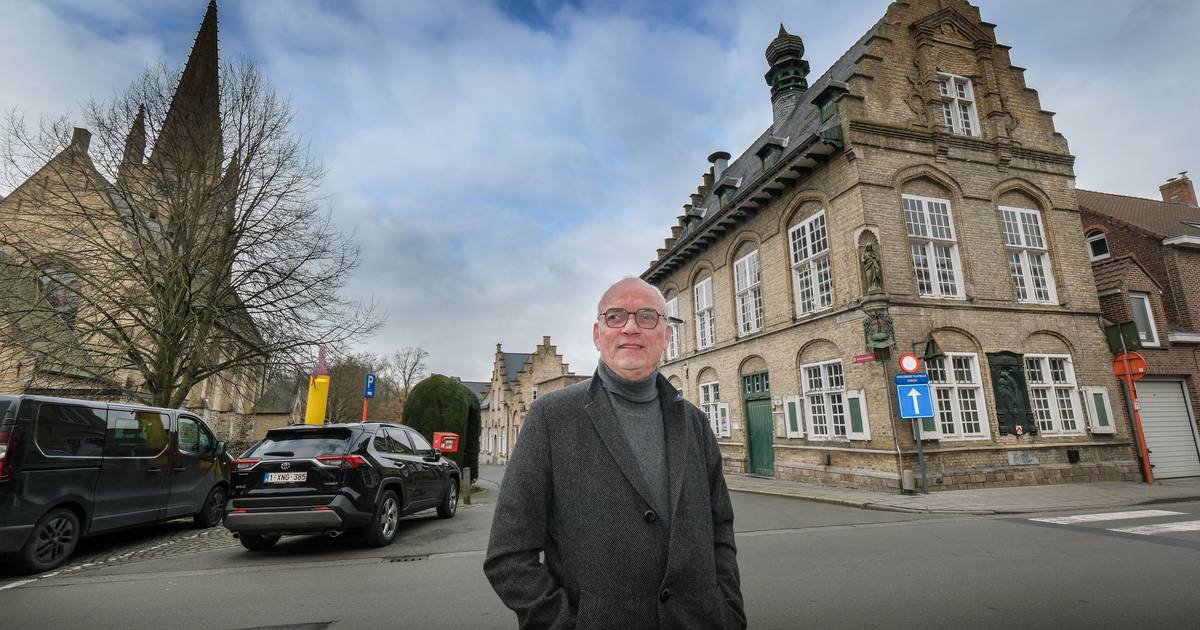 Voormalig gemeentehuis Elverdinge staat te koop “Maar handen af van het plakkaat met namen van