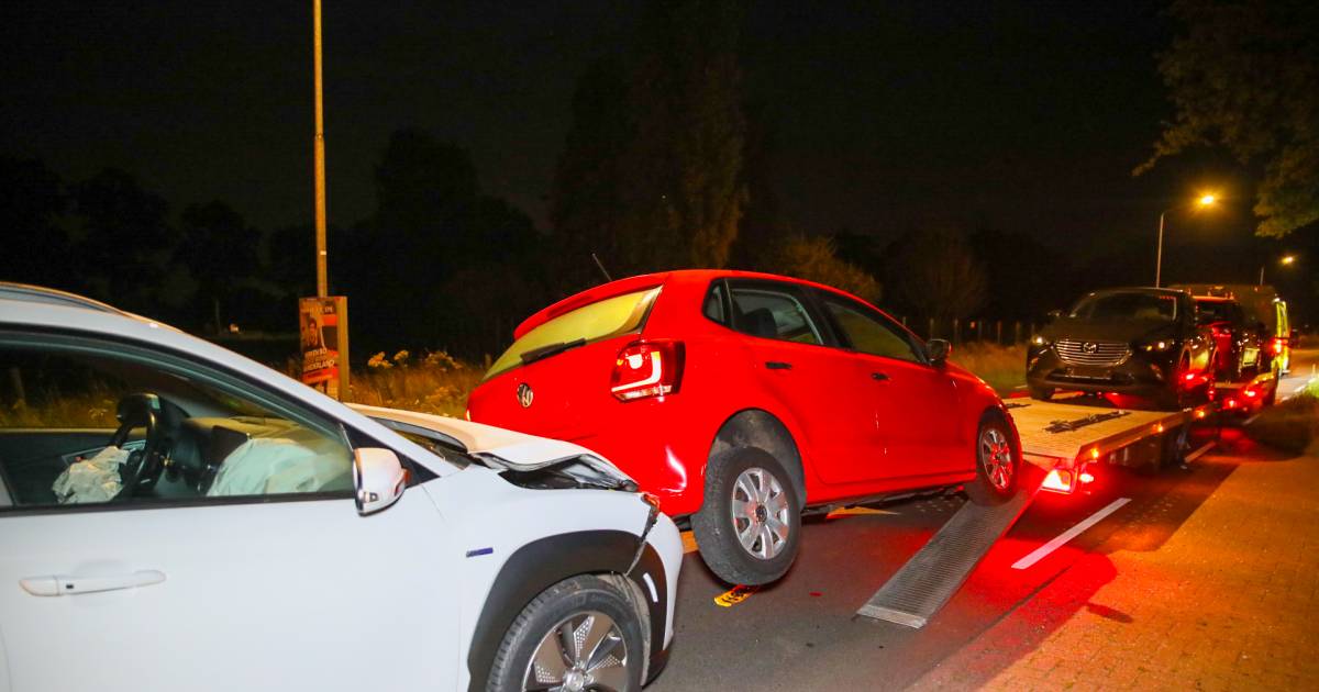 Opmerkelijk ongeluk in Vaassen: man ramt voertuig dat net van autoambulance is gereden.