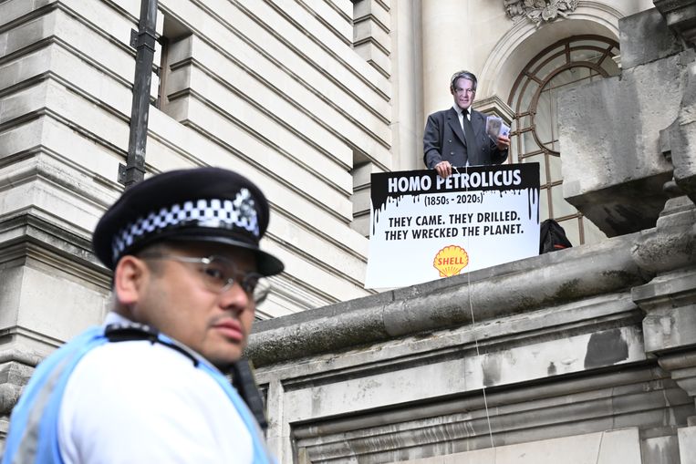 Een activist op Methodist Central Hall in Londen, waar de aandeelhoudersvergadering moest plaatsvinden.  Beeld Getty Images