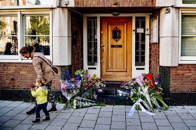 Mensen leggen bloemen bij het kantoor van de doodgeschoten advocaat Derk Wiersum.  Beeld ANP
