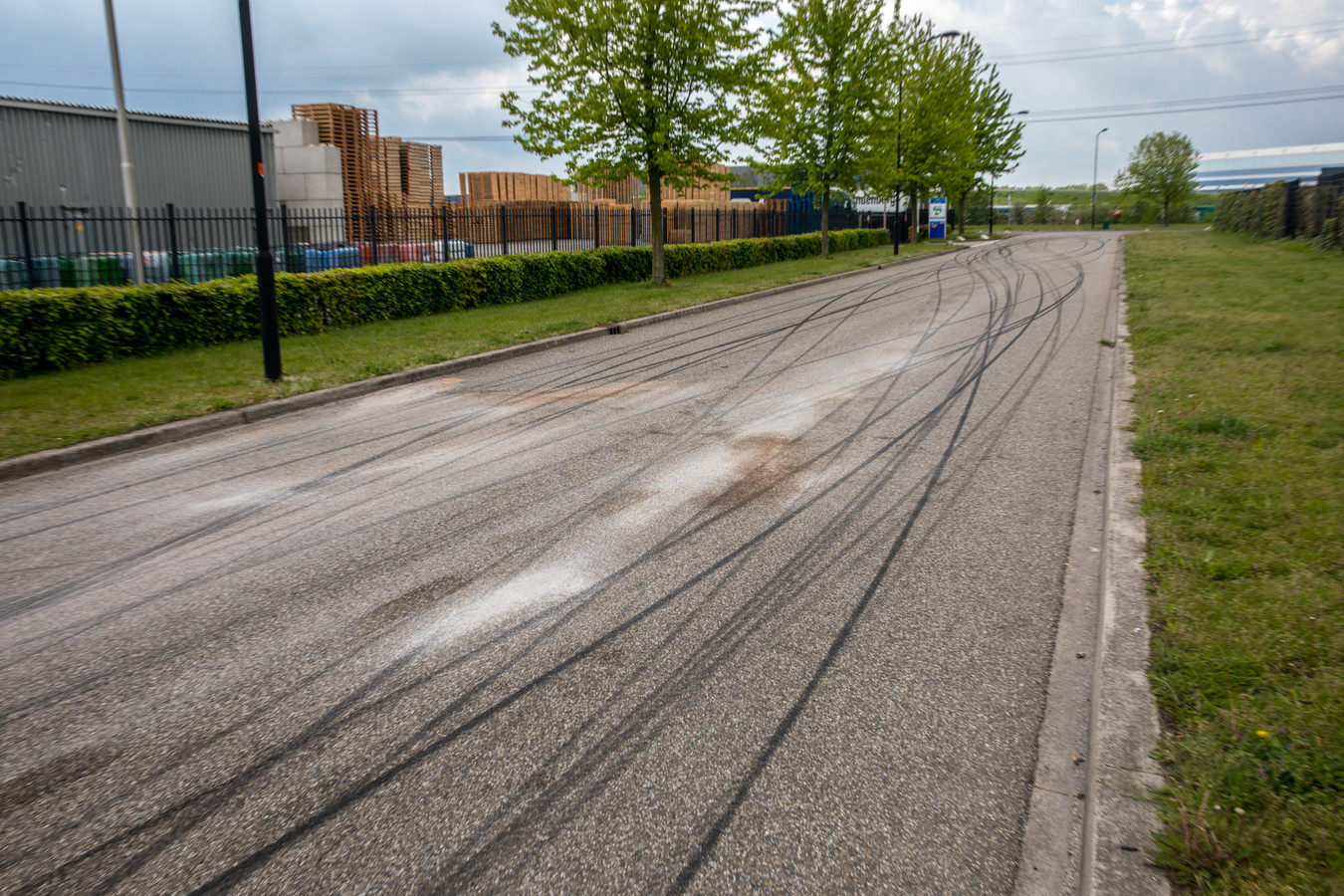 Gewonde (31) bij aanrijding in Oud Gastel, bandensporen op wegdek en