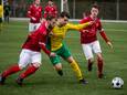 Dion Strijdveen (Wijhe, links) in duel met Dennis Willemsen van Overwetering. De bezoekers uit Wijhe wonnen deze keer de derby in Olst: 1-2.