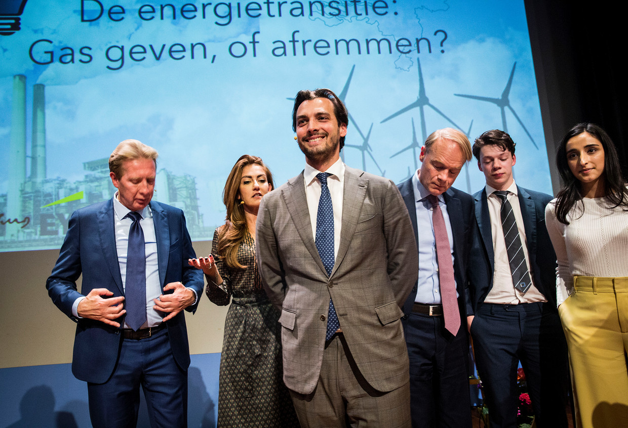 Voorafgaand aan het debat, met links Jan Rotmans en rechs Thierry Baudet.  Beeld Arie Kievit