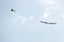 Een vliegtuig met de teks Auf wiener Schnitzel tijdens een training van het Nederlands elftal.