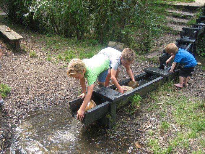 In de groenstrook aan de Irenestraat in Waspik komt een natuurspeeltuin met onder meer een blotevoetenpad en een waterloop.