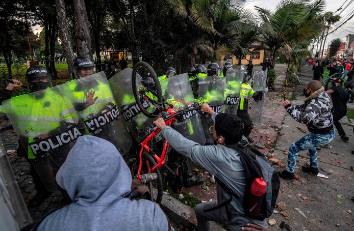 Demonstranten en politieagenten gaan tijdens de protesten tegen politiegeweld met elkaar in de clinch in Bogota.