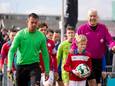 Roelof Luinge (rechts) betreedt het veld voor de Zwijndrechtse derby VVGZ - Pelikaan met de pupil van de week, van wie hij de naam (Jochem de Waard) al wist.