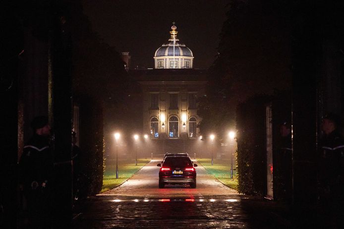 De koning en zijn gezin komen zaterdagavond terug op paleis Huis ten Bosch.