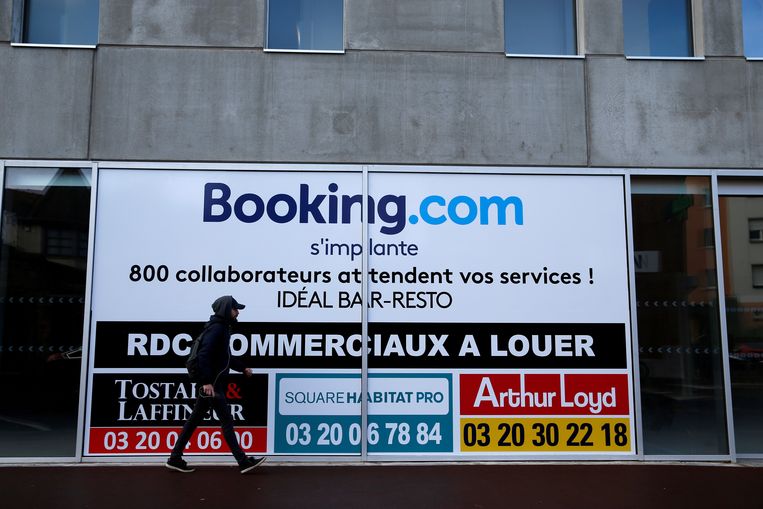 Reclame voor Booking.com in de Franse gemeente Tourcoing. Booking wil zijn bestuurders forse bonussen betalen, ondanks een teruglopende omzet en een sterk gedaalde winst. Beeld REUTERS
