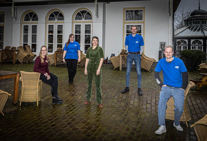 Christa Leenheer, Chantal van den Hof, Nelleke Alleman, Thomas Schutte en Niels Roos (van links naar rechts) van De Agnietenberg in Zwolle werkten tijdens de horecasluitingen in verzorgingshuizen van IJsselheem en hielpen tot vorige week bij de boostervaccinatiestraten van de GGD in Zwolle.