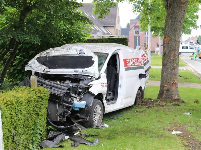 Hartpatiënt wordt onwel achter stuur, rijdt honderden meters op fietspad en knalt tegen geparkeerd voertuig 