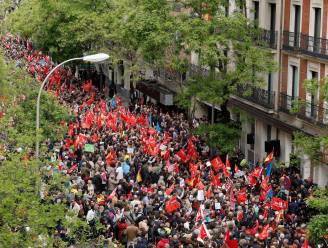 Duizenden Spanjaarden de straat op om te pleiten voor aanblijven premier Sánchez 