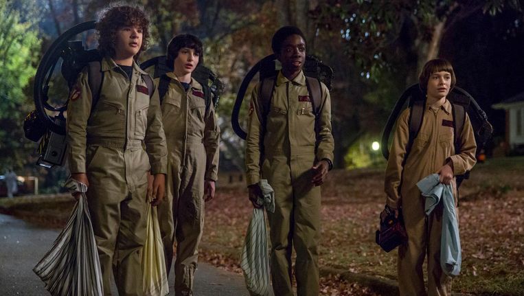De vriendengroep op Halloween verkleed als Ghostbusters. Beeld  